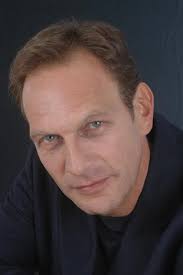 La voce dei protagonisti : Riccardo Polizzi Carbonelli un dandy che seduce  anche Nina