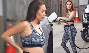 He is a libra and she is a aries. Pregnant Chloe Goodman Wears A Crop Top And Leggings Daily Mail Online