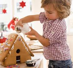 J'ai cassé ma maison, sur la demande de monsieur qui avait envie d'y goûter, toujours à l'affût des petits biscuits récemment faits (les plus. Diy De Noel Comment Faire Une Maison En Pain D Epice Avec Un Enfant Terrafemina