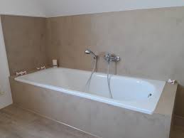 Einen Freundlichen Und Wunderschonen Farbton Hat Dieses Neue Badezimmer Bekommen Hier Sieht Man Die Fugenlose Bade Neues Badezimmer Badewanne Fugenlose Dusche