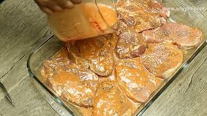 9.coaceți carnea pe parcursul a încă 20. Friptura De Porc La Cuptor Cu Sos De Rosii Si Usturoi Adygio Kitchen