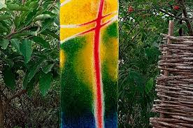 Als ideale ergänzung bieten sich dabei farbige glasobjekte als hingucker an. Stille Kraft Stele Glaskunst Im Garten Susanne Wolf