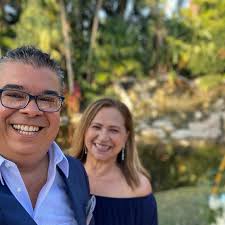 Mi @juanygg , mi vida, mi esposa! La dueña de mi corazón. Es un deleite  vivir a tu lado. Nuestro matrimonio ha sido una gran aventura e historia de  amor que un