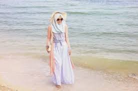 Maka dari itu, adanya referensi gaya terbaik foto di pantai akan memudahkan kalian agar tidak kelamaan memikirkan gaya. 9 Rekomendasi Ini Cocok Jadi Panduan Baju Pantai Muslimah Kamu 2018