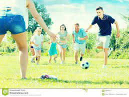 Check spelling or type a new query. Familia De Juego De Seis Personas Que Juegan Feliz En Togeth Del Futbol Imagen De Archivo Imagen De Muchacha Hierba 84944317