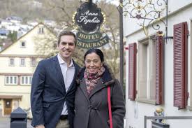 „ein paar fans waren schon da vorm haus. Philipp Lahm Zu Gast Bei Carmen Wurth