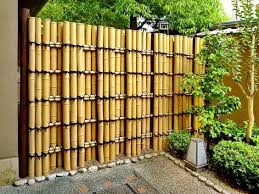 Meskipun sudah ada sejak dulu, penggunaan pagar bambu masih sangat populer hingga kini. Pagar Rumah Dari Bambu Sederhana