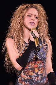 Vídeo oficial de shakira de su tema 'las de la intuición'. Shakira S Hairstyles Hair Colors Steal Her Style