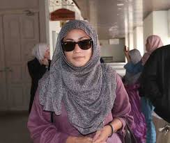 Ezlynn hai hai bye bye memang sama mcm dlm kaset suara. Berita Harian Online Penyanyi Yang Popular Dengan Lagu Hi Hi Bye Bye Ezlynn Atau Nama Sebenarnya Azline Ariffin Memfailkan Cerai Terhadap Suaminya Adam Fahmy Shamsudin Ketika Di Mahkamah Rendah Syariah Kuala