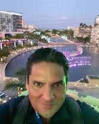 Acá como vivir y trabajar en el paraíso. Hoy comencé la mañana como jurado  de una competencia empresarial para jóvenes estudiantes de escuela  secundaria en el Municipio Autónomo de Caguas, y ahora