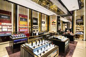 Situat chiar la intrarea în terminal, este gândit și amenajat pentru a scurta timpul de cumpărare și pentru a face cât mai accesibile ofertele. Obsentum Se LanseazÄƒ In BÄƒneasa Shopping City Sava Ionut