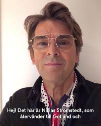 Bo anders niklas strömstedt, född 25 juli 1958 i lund, är en svensk popsångare och låtskrivare.han är son till bo strömstedt och margareta strömstedt.bland strömstedts största hits återfinns sista morgonen (1989), förlorad igen (1989), om (1990), oslagbara (1992), i hennes rum (1992) samt inga änglar gråter (1997). Tv4 Halsning Niklas Stromstedt Facebook