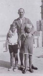 Weitere ideen zu prinz philip, britische monarchie, kronprinzessin victoria. Prince Andrew Of Greece And His Family Konigliche Familie Prinz Philip Rumanien