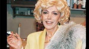 Η ντίνα κώνστα, στα 83 της χρόνια, αποφάσισε να εγκαταλείψει την πρωτεύουσα και να ζήσει μακριά από την πρωτεύουσα ζει πλέον η ντίνα κώνστα, σύμφωνα με την εφημερίδα espresso. Etsi Einai Shmera H Ntina Kwnsta H Spania Emfanish Ths Meta Apo Kairo Mad Tv