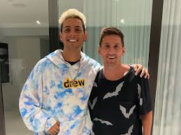 Leo messi realizó una cena de despedida el sábado por la noche con sus amigos más íntimos del fc barcelona y también recibió la visita de ibai llanos. Aa Igykujsik0m