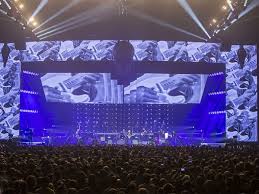 Infatigable, la méga star johnny hallyday reprend sa guitare au son du rock'n'roll et du rhythm 'n blues qui l'ont toujours tournée de johnny de juillet 2015 à février 2016 ! Robe Bmfl S Come Alive For Johnny Hallyday Tour Tpi