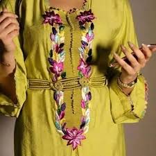 L Image Contient Peut Etre Une Personne Ou Plus Et Personnes Debout Moroccan Fashion Clothes Collection Moroccan Dress