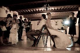 La famille de la mariée d'un côté, la famille du lors du jeu, l'animateur demande aux personnes concernées par le critère n°1 de se lever de table. Conseils Et Idees D Animation Pour Un Mariage Chic Et Fun Mademoiselle Dentelle