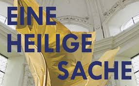 Antike säulen, bronzene gitter, bunte glasfenster und ein überdimensionaler barbarossaleuchter prägen das bild der kirche. Kornelimunster Textera