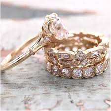 Memilih cincin tunangan dan cincin kawin adalah 2 poin dalam list persiapan pernikahan yang membutuhkan banyak pertimbangan. Cincin Perkahwinan Kriteria Pemilihan Klasik Dipotong Dengan Batu