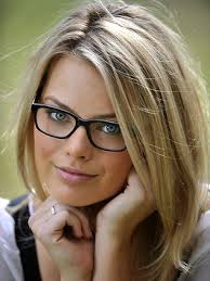 Margot Robbie In Glasses Stars At Play Margo Robbie Margot Robbie Girls With Glasses
