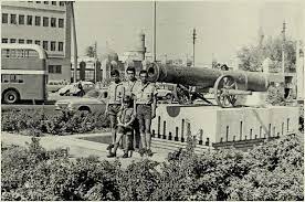 بغداد منطقة الميدان قرب وزارة الدفاع عام 1972 صورة توثيقية مهمة لطوب أبو خزامة الشهير وصورة تذكارية لوفد من الكشافة السورية baghdad baghdad iraq iraq