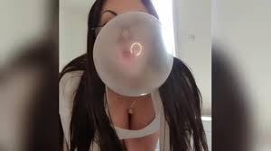 Bubblegum fetish chewing-gum with a secretary