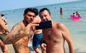 Über 7 millionen englische bücher. Matteo Salvini Bagno Di Folla In Spiaggia A Milano Marittima Non Mollare Libero Quotidiano