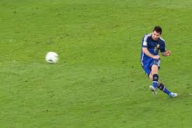Lionel Messi tirant un coup franc 