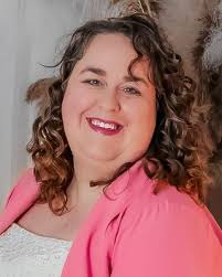 Lora Meyers's Instagram, Twitter & Facebook