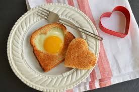 Les Meilleures Idees De Repas Pour La Saint Valentin Qui Sont Romantiques Et Creatives En 2020 Repas Romantique Repas Saint Valentin Petit Dejeuner Romantique