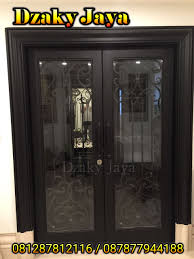 Secara visual, pintu besi yang berukuran besar juga tampak sentuhan yang lebih berkelas, apalagi andaikata garis antar pintu besi dwg diusahakan agar tidak terlihat. Pintu Besi Rumah Mewah Railing Tangga Klasik Balkon Besi Tempa