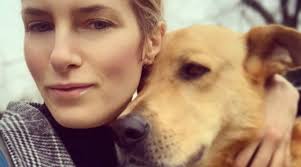 Bila je L'Orealov model, zdaj pa je iznakažena! Pravi, da ji je to storil  pes, ki ga je vzela v zavetišču