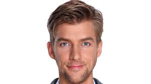 Na het vertrek van aicha marghadi ging de nos intern op zoek naar nieuw presentatietalent. Winfried Baijens Nieuwe Presentator Nos Journaal Nos