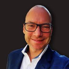 Das einzige, was schlimmer ist, als Mitarbeiter zu schulen und sie dann  gehen, ist, wenn man sie nicht schult und sie bleiben. Dieser Satz tut weh.  Weil er wahr ist. Vertriebsteams stagnieren