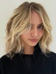 Soft wavy bob Volume leggero, punte sfilate e un biondo che accende lo  sguardo.@loreal @kerastase_official @redkenpro