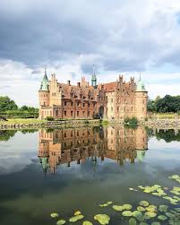 The Is Probably The Coolest Snapshot I Ve Ever Taken Egeskov Slot Sublime Egeskovslot Egeskov Danemark Denmark Schloss Ca Danemark Luxembourg Pays Bas