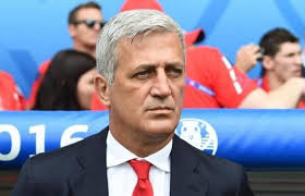 Si trasferisce in svizzera nel 1987, per stabilirvisi definitivamente all'indomani dello scoppio della guerra dei balcani. Mourinho To Rome Former Lazio Petkovic Best Wishes It Won T Be Easy For Anyone