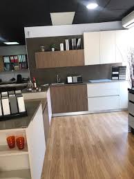 Acelera enormemente la circulación de información relevante ya que consultar a quien ya ha estudiado un tema es muchísimo más rápido que buscar y filtrar la información a partir de material bibliográfico. Venta Exposicion Cocinas Nieto