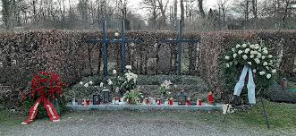 Aus dem lesen guter texte schöpfte sophie scholl, die im dritten reich zur widerstandsgruppe die weiße rose gehörte, kraft für ihren entschiedenen einsatz. File Friedhof Am Perlacher Forst Grab Der Geschwister Scholl Und Von Christoph Probst Und Deren Eltern 88 Jpg Wikimedia Commons