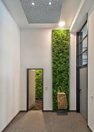 Deco Nature Accrocheuse Dans Le Couloir Blanc Un Mur Vegetalise En Mousse Decorative Mur Vivant Plantes Sur Les Murs Tableau Vegetal