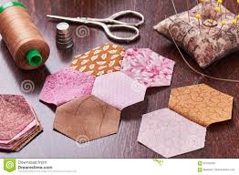 Viele unserer leser lieben ihren garten und jeder weiß, wie schwer die handgeräte während die gartenarbeit transportiert werden. Nahen Von Hexagonstucken Gewebe Ein Steppdecke Grossmutter S Blumen Garten Stockfoto Bild Von Spule Kissen 91355250