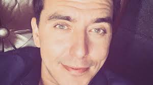 Das erste (auch mit untertiteln und audiodeskription) und der ard digitalsender one übertragen den weltweit größten musikwettbewerb live. Silbereisen Bandkollege Klubbb3 Sanger Moderiert Esc 2020 Promiflash De