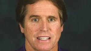 Coronavirus leaves tough choices for many in college baseball