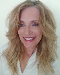 Amanda Groves's Instagram, Twitter & Facebook