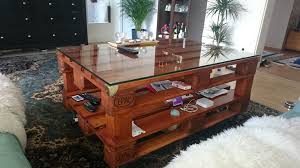 Einfache Diy Anleitung Fur Einen Stabilen Couchtisch Aus Europaletten Mit Glasplatte Zum Nachbaue Couchtisch Selber Bauen Paletten Tisch Couchtisch Europalette