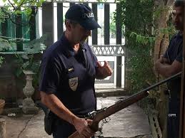 Ils interviennent à la demande des services de police, des juges ou des procureurs. Deposez Vos Armes Un Fusil A Pompe Recupere Chez Un Particulier Aux Camelias Imaz Press Reunion L Actualite De La Reunion En Photos