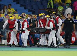 Información deportiva de argentina y el mundo. El Golpe De Dibu Martinez Que Preocupo A Todos En Argentina Debio Abandonar La Cancha En Camilla Y Con Cuello Ortopedico Infobae