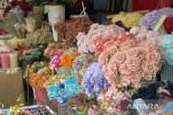 Merangkai bunga pilihan sendiri di Pasar Kayoon - ANTARA News Jawa ...