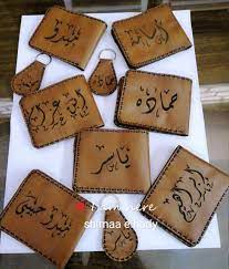 محفظة جلد طبيعى رجالى هاند ميد حفر ليزر عملية جدا بالاسم ومعاها مدالية جلد طبيعي هدية الجلد الطبيعي عملي بشكل مثير للدهشة ولكنه أيض ا جميل وأنيق ولا يمكن است